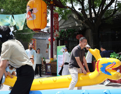 老头乐冲卡上高速逆行遇车祸