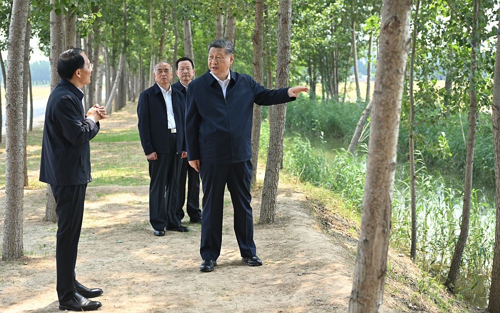 教师在幼儿园内驾车撞倒名孩子致死