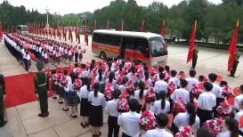 习近平等为受表彰的全国“两优一先”代表颁奖